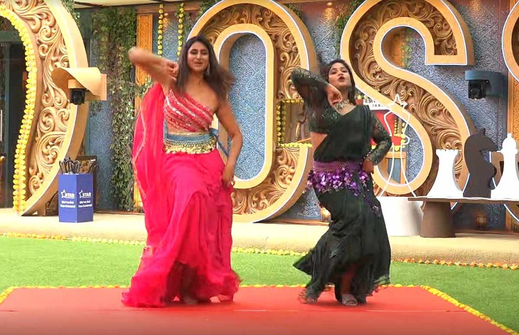 Varshini, Shwetha dance in Bigg Boss 10 Telugu